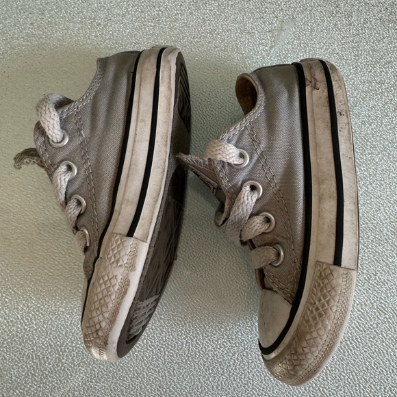 Toddler size 5 Converse shoe - Picture 3 of 8